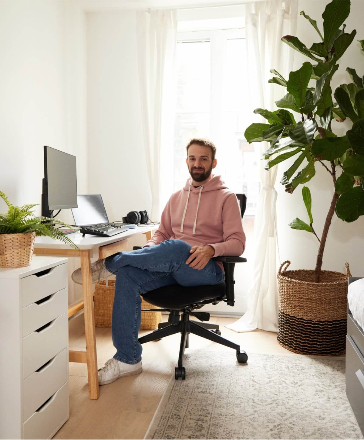 Content while working from home: An engaged Workleap employee, showcasing productivity and comfort in a remote work environment